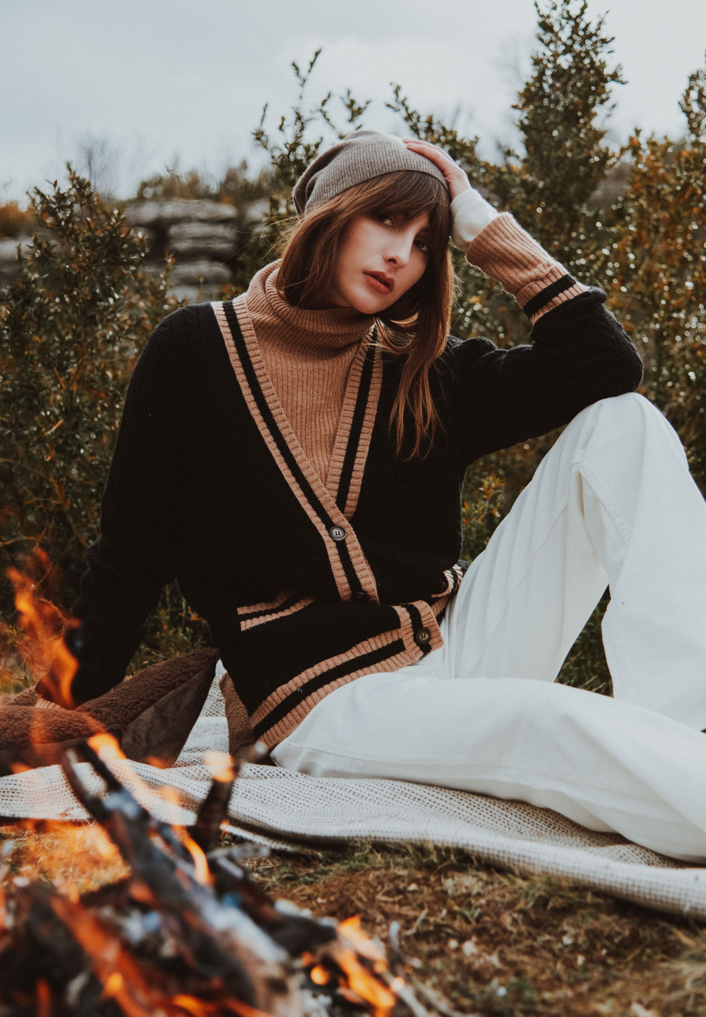 Women's 4-ply cashmere V-neck cardigan in black/camel - ZAYA 2