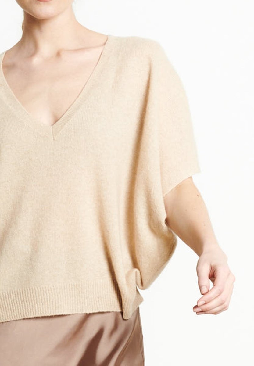 RIA 25 Pull col V manches chauve - souris en cachemire beige