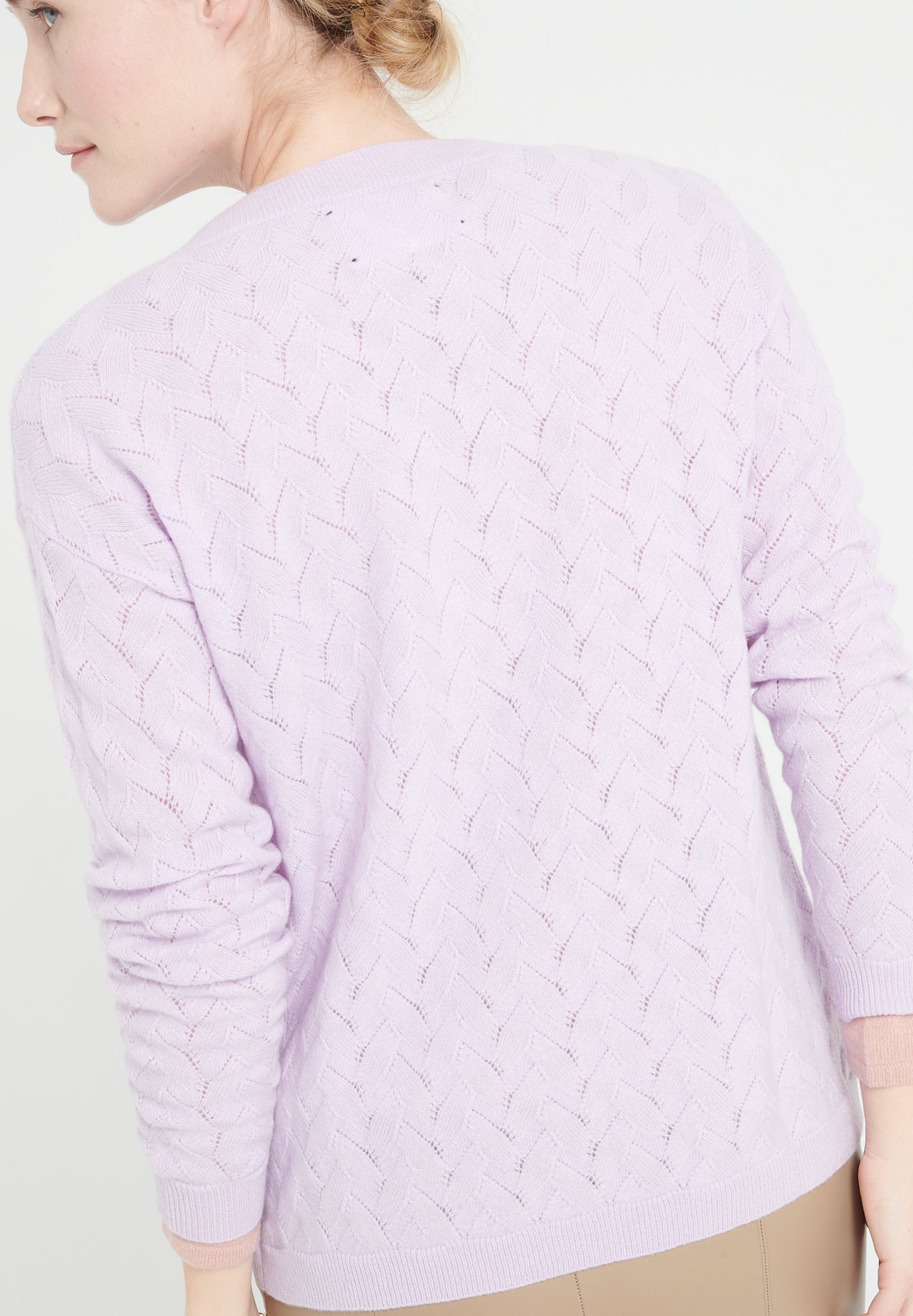 LILLY 27 Pull col v à mailles ajourées lilas