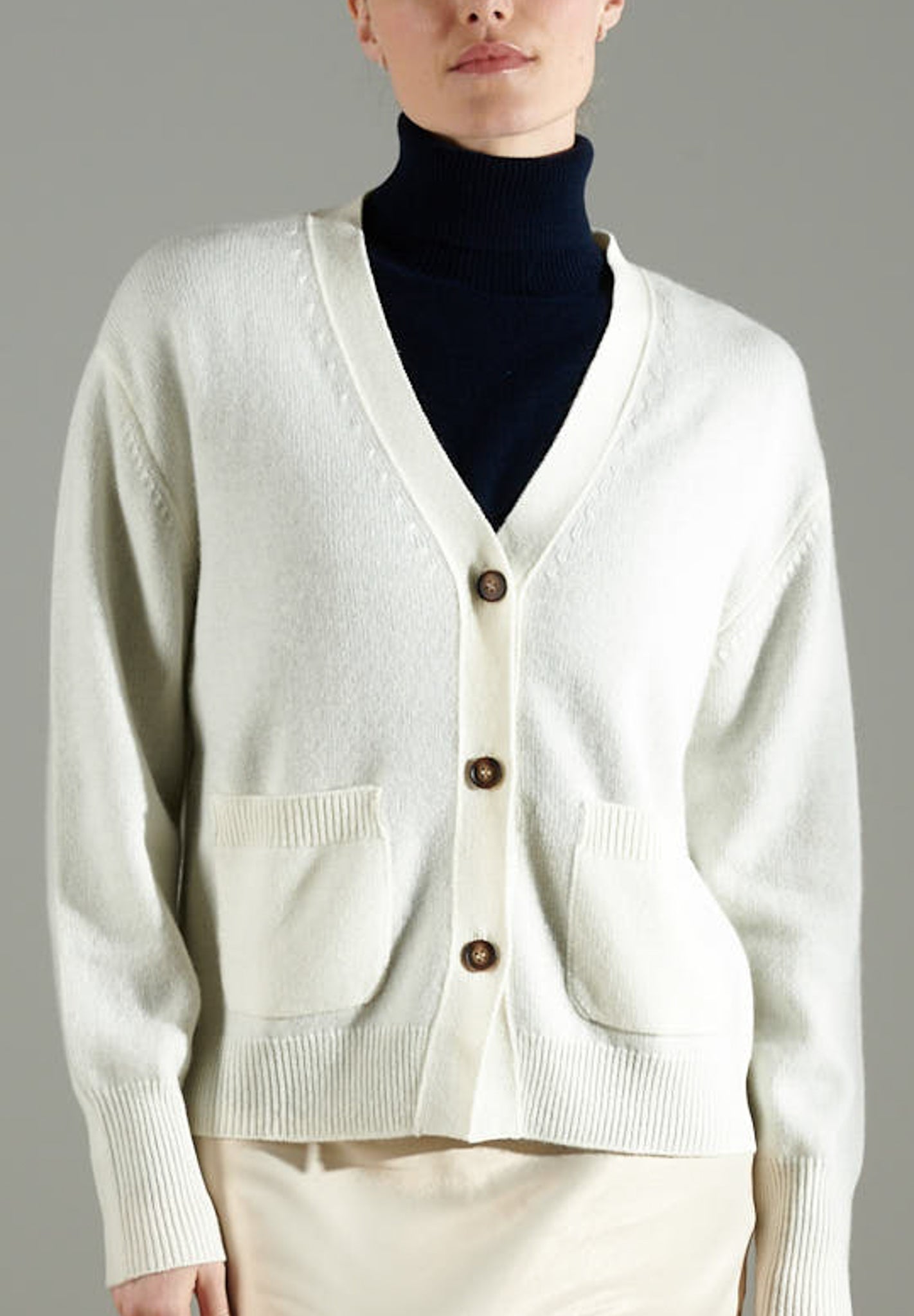 NAMI 1 Cardigan col V boutonné 4 fils en cachemire blanc écru