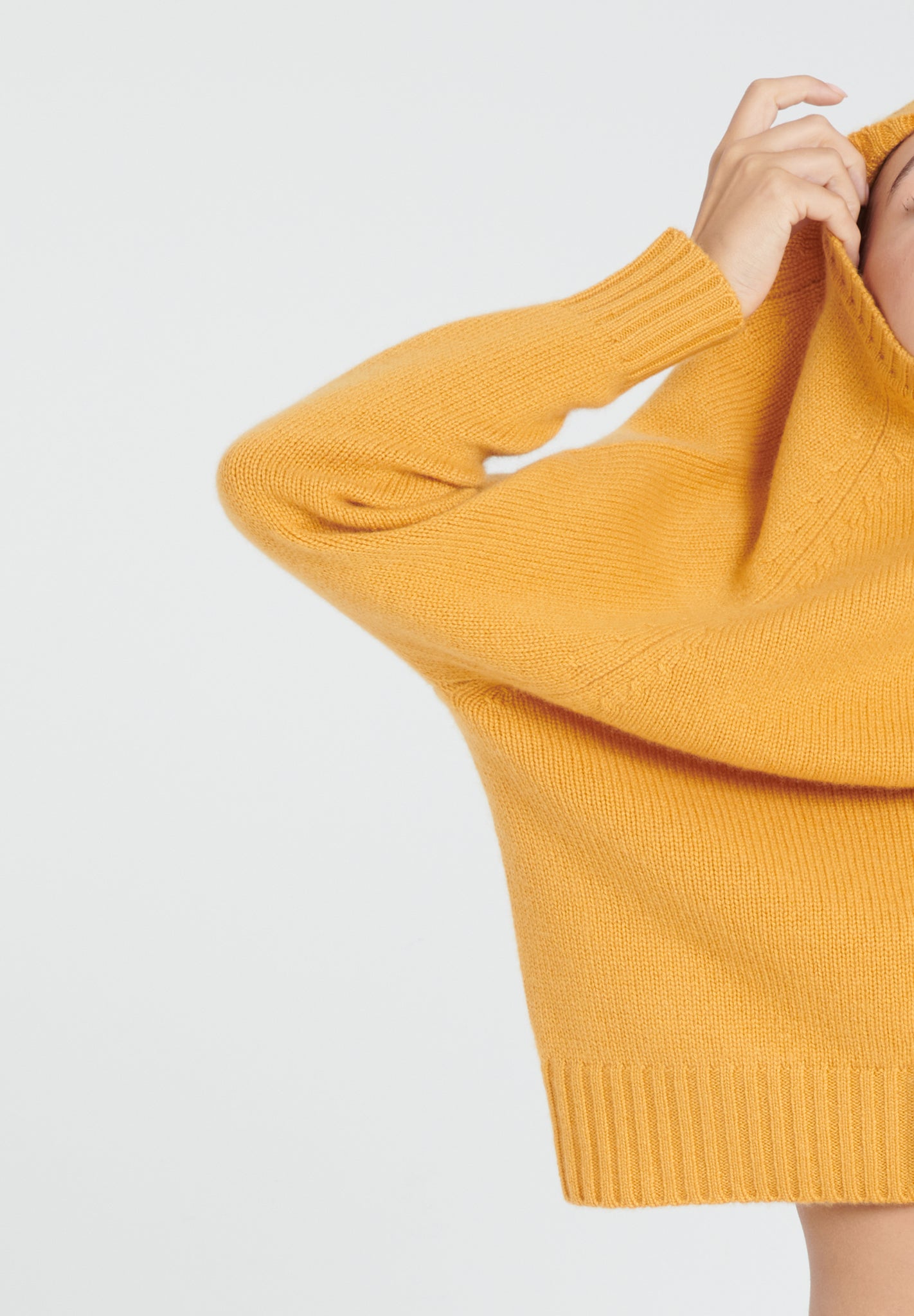 ZAYA 7 Round neck sweater with raglan sleeves in mustard yellow 6-thread cashmere