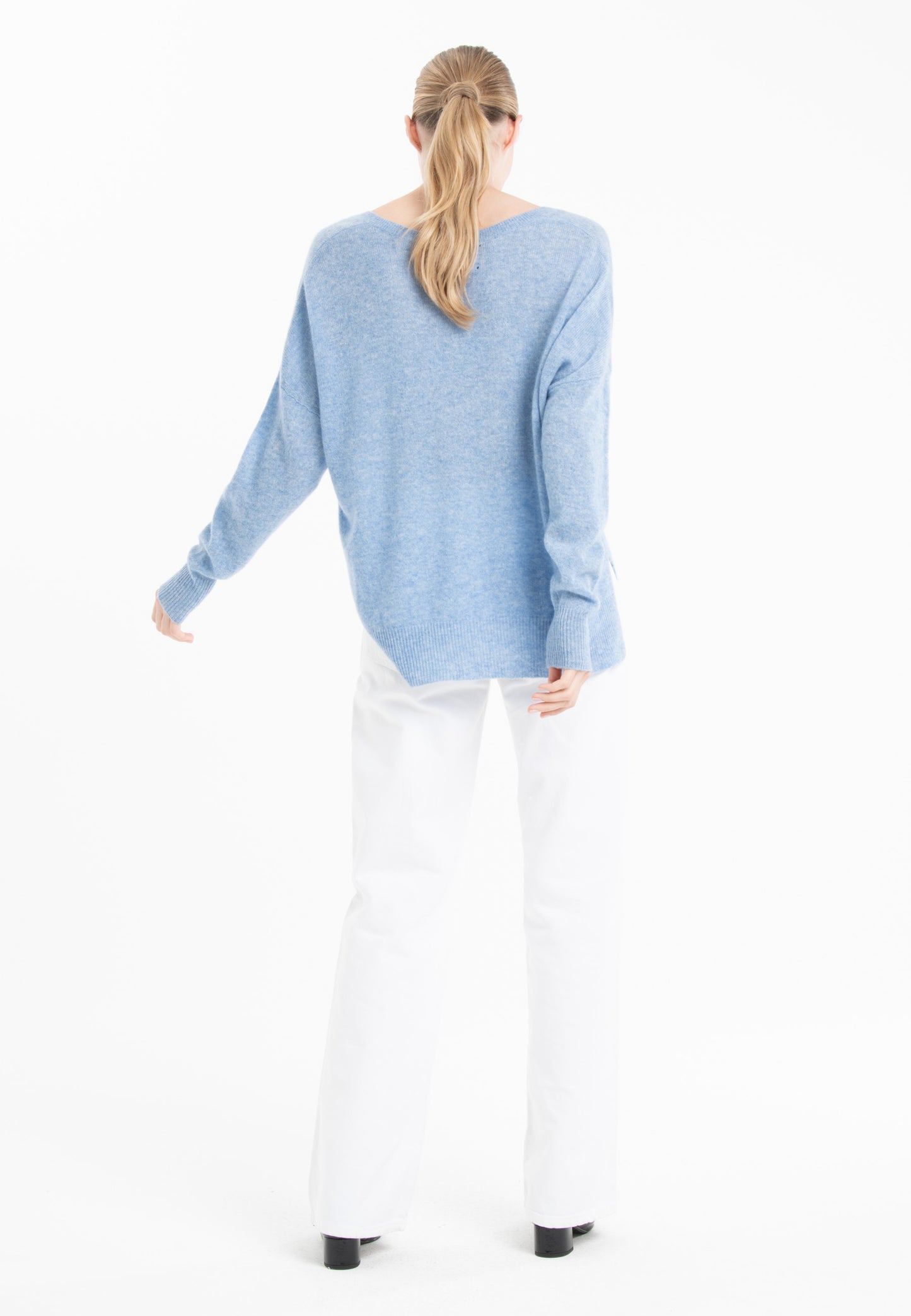 RIA 3 Pull col V profond oversize en cachemire bleu ciel