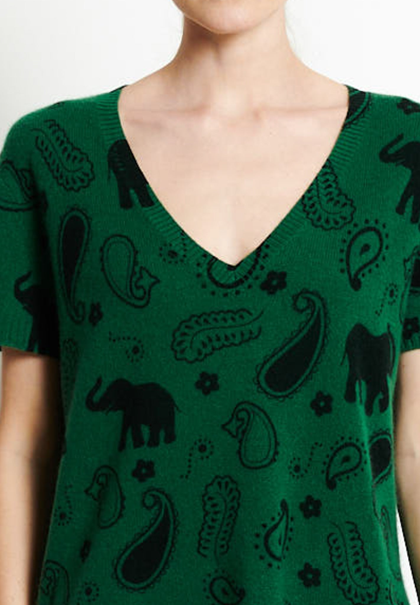 RIA 6 T-shirt col V en cachemire imprimé éléphant vert émeraude