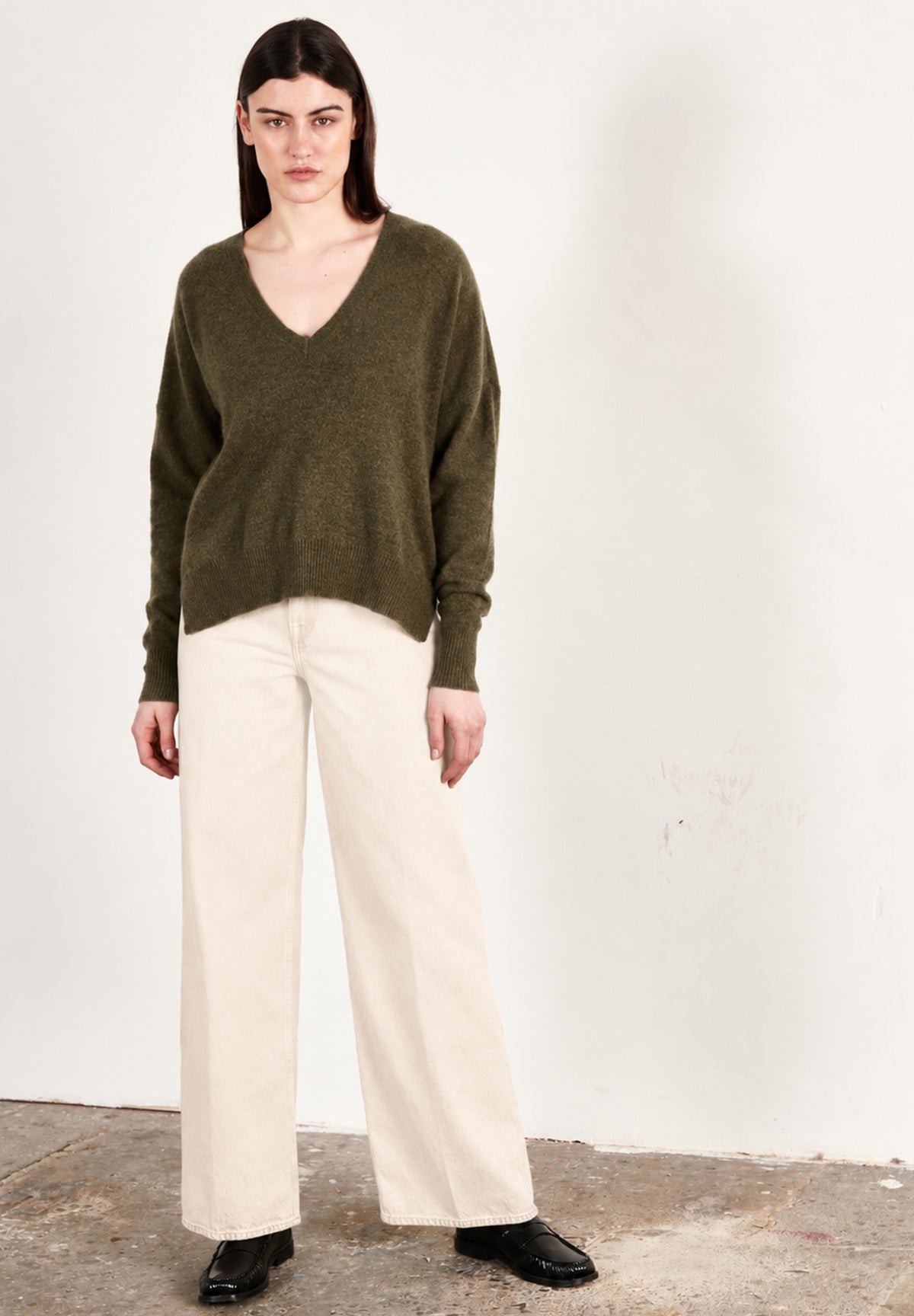 Pull col V femme en cachemire kaki militaire - RIA 3