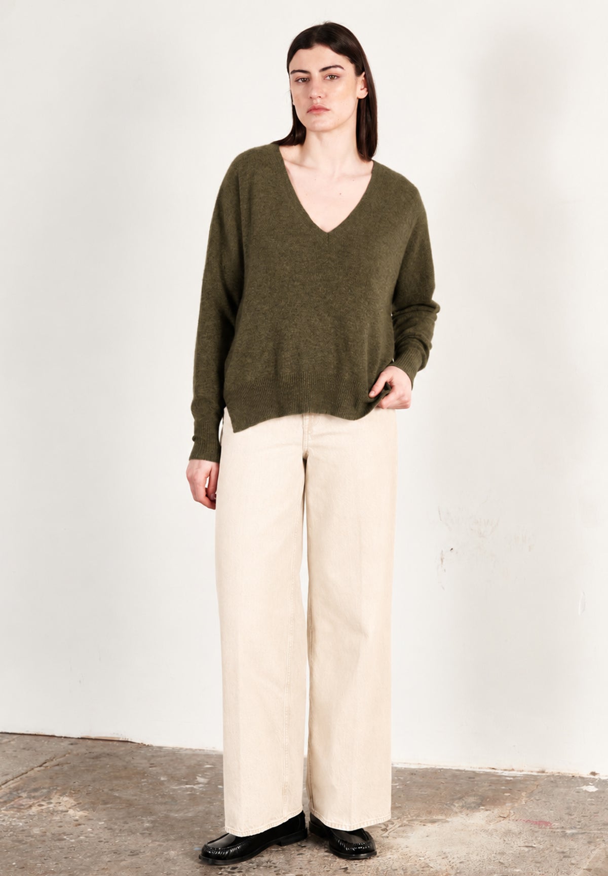 Pull col V femme en cachemire kaki militaire - RIA 3