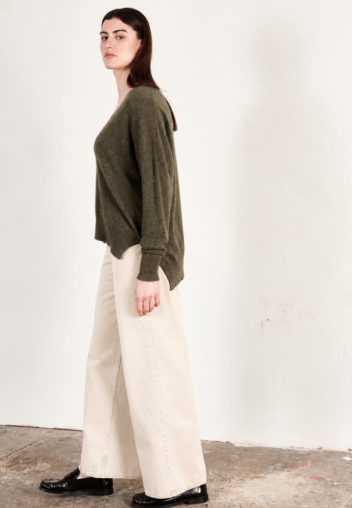Pull col V femme en cachemire kaki militaire - RIA 3