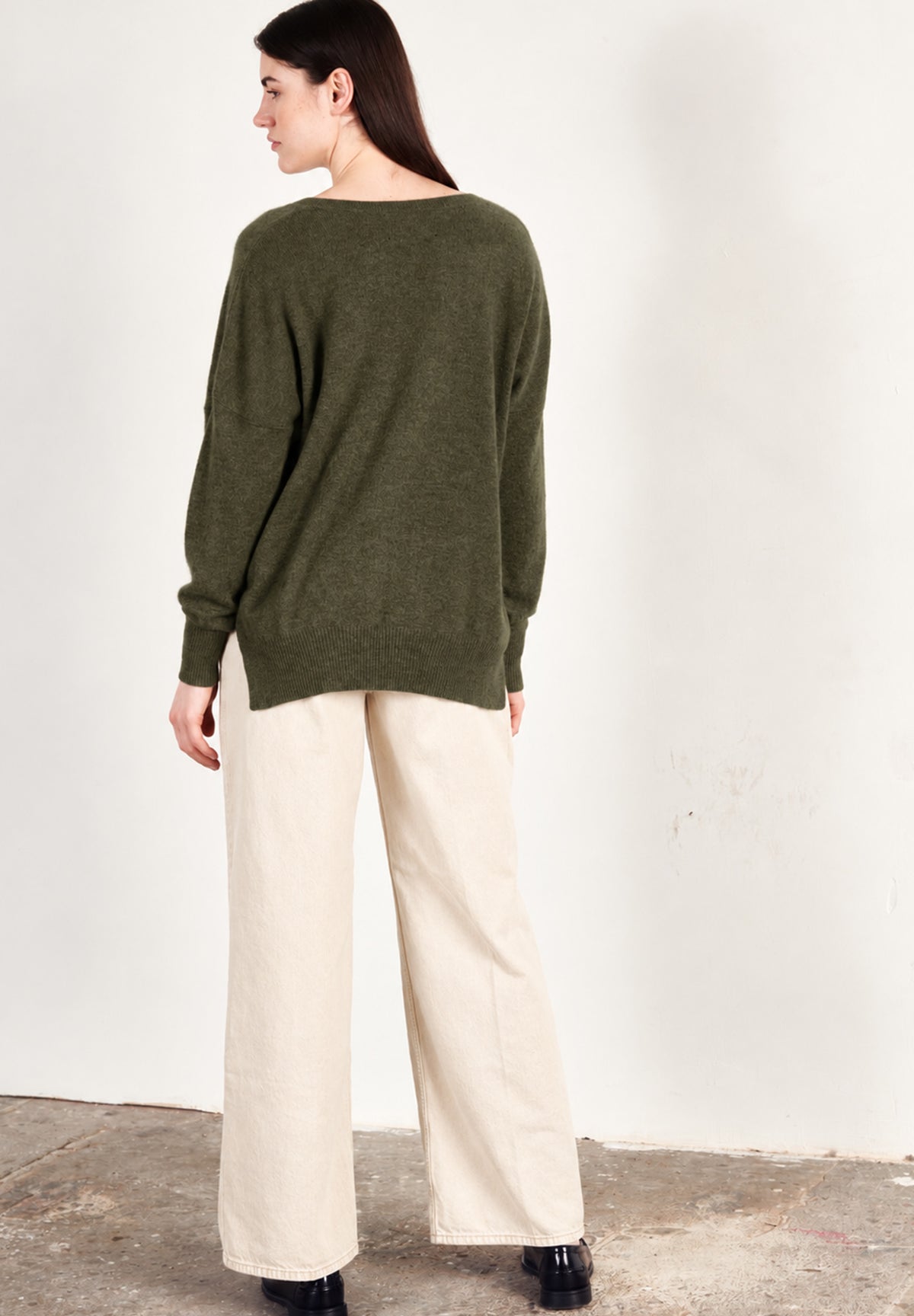 Pull col V femme en cachemire kaki militaire - RIA 3