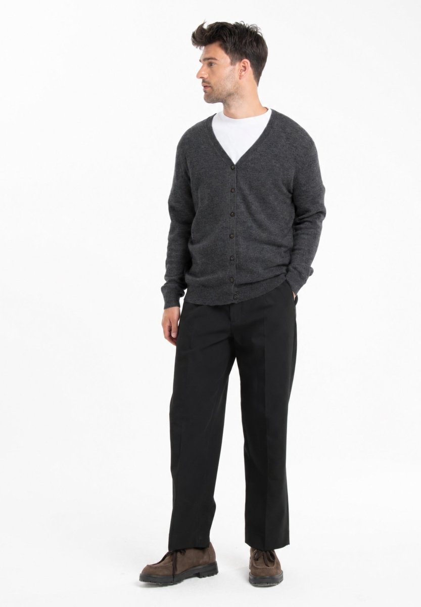 Cardigan col V homme en cachemire gris anthracite - GABI 6 - Studio Cashmere8