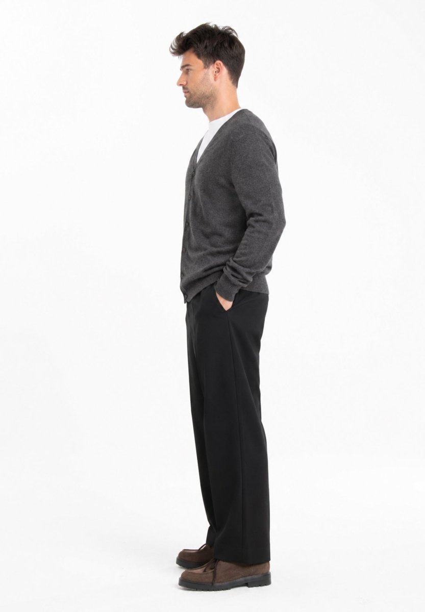 Cardigan col V homme en cachemire gris anthracite - GABI 6 - Studio Cashmere8