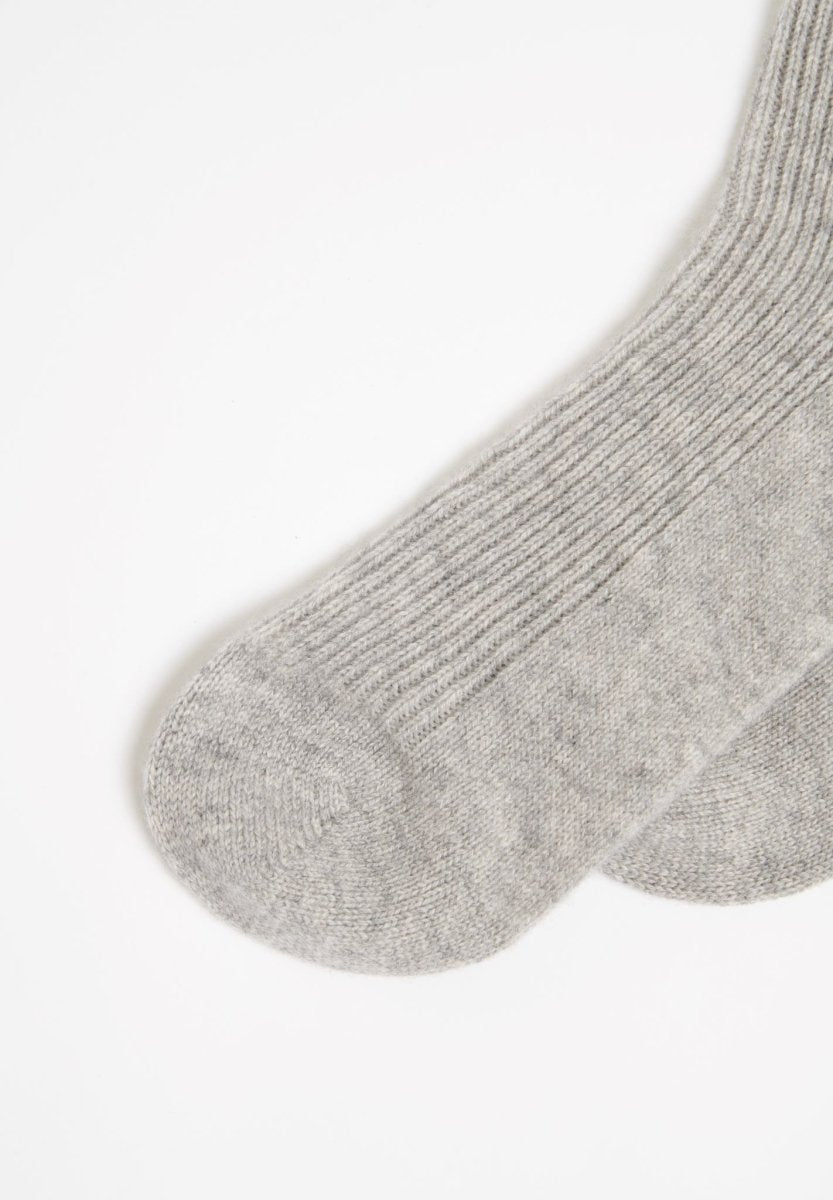 Chaussettes côtelées 4 fils gris clair - Studio cashmere8