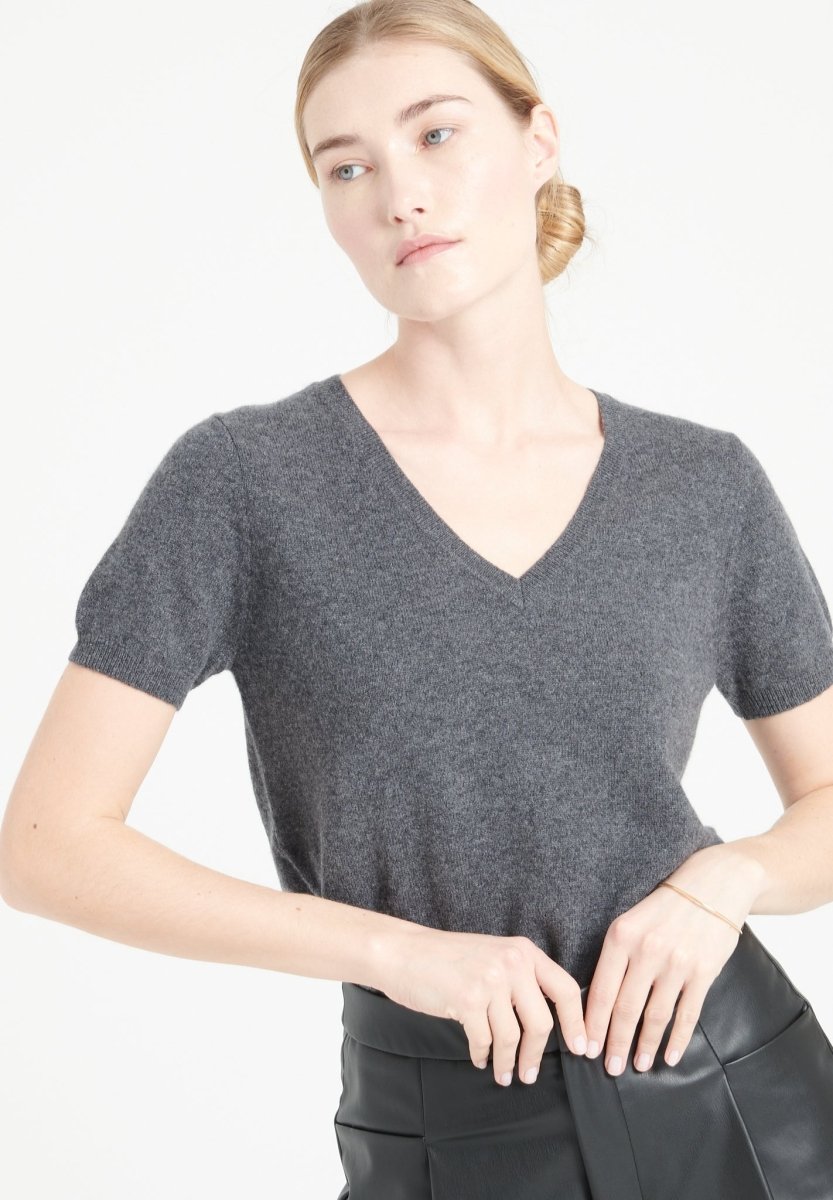 LILLY 14 T-shirt col V en cachemire manches courtes gris anthracite - Studio cashmere8