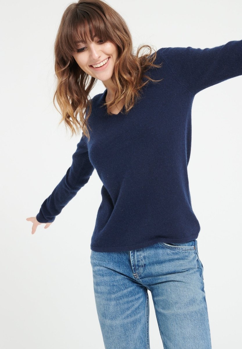 LILLY 2 Pull col V en cachemire bleu marine - Studio cashmere8