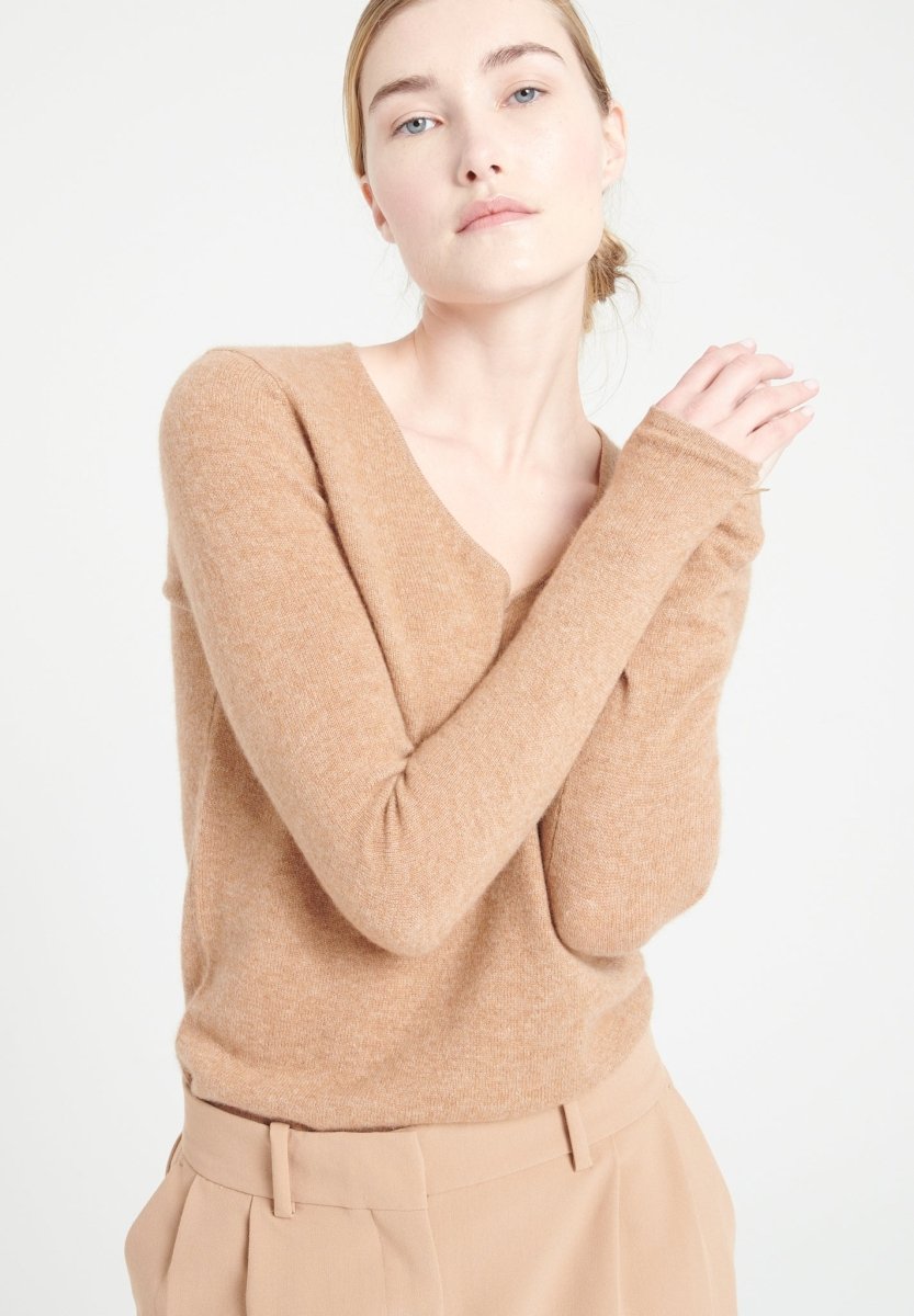 LILLY 2 Pull col V en cachemire camel - Studio cashmere8