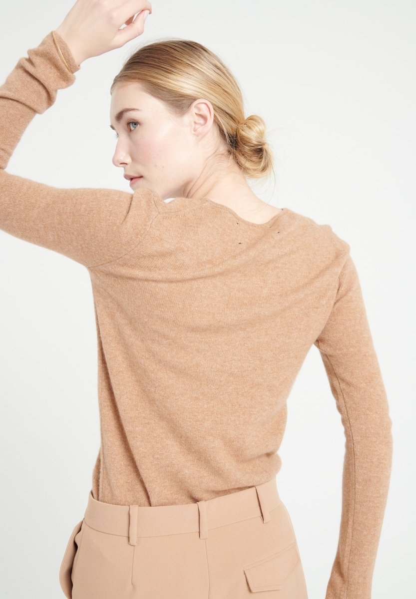 LILLY 2 Pull col V en cachemire camel - Studio cashmere8