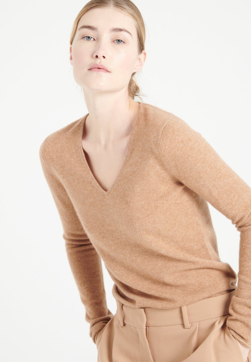 LILLY 2 Pull col V en cachemire camel - Studio cashmere8