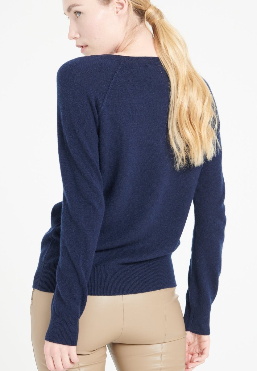 LILLY 6 Pull col V en cachemire ample bleu marine - Studio cashmere8