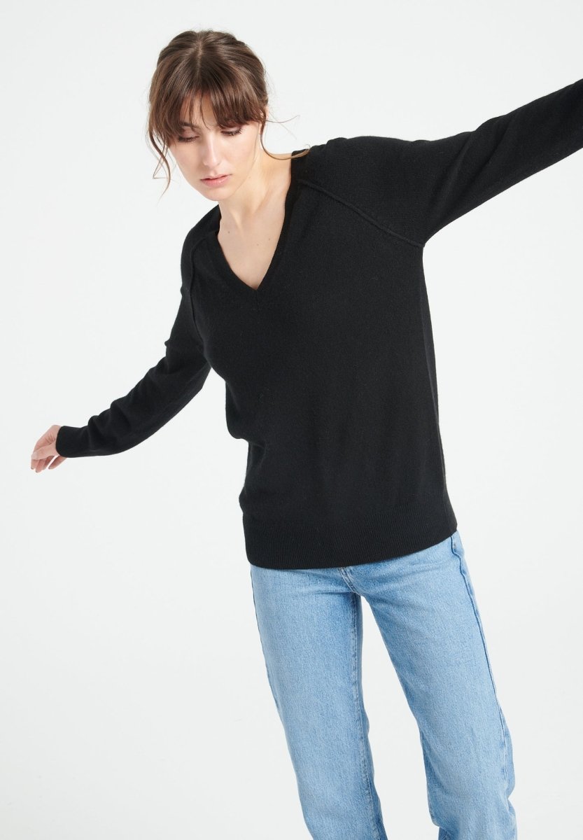 LILLY 6 Pull col V en cachemire ample noir - Studio cashmere8