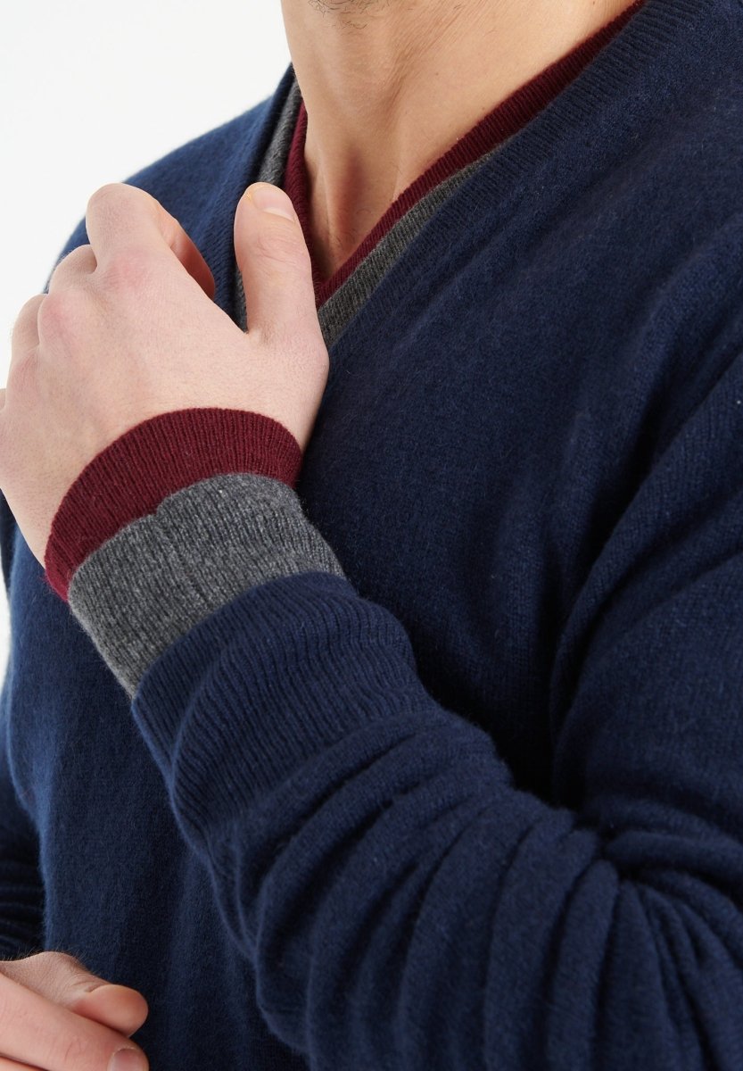 LUKE 1 Pull col V en cachemire bleu marine - Studio cashmere8