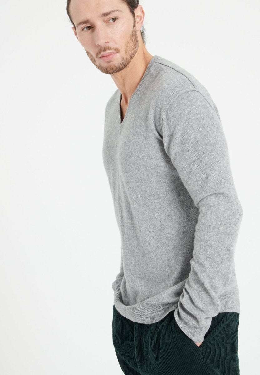 LUKE 11 Pull col V en cachemire gris clair - Studio cashmere8