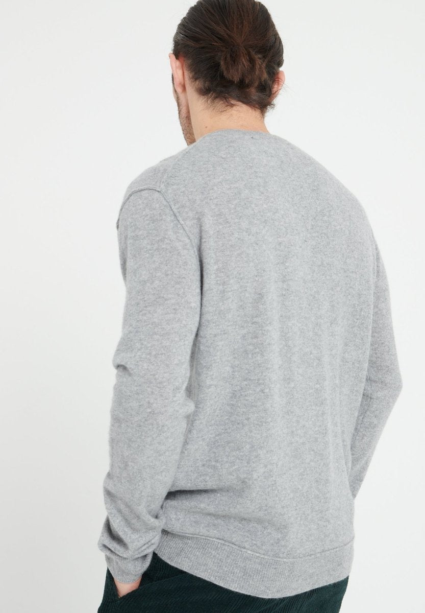 LUKE 11 Pull col V en cachemire gris clair - Studio cashmere8