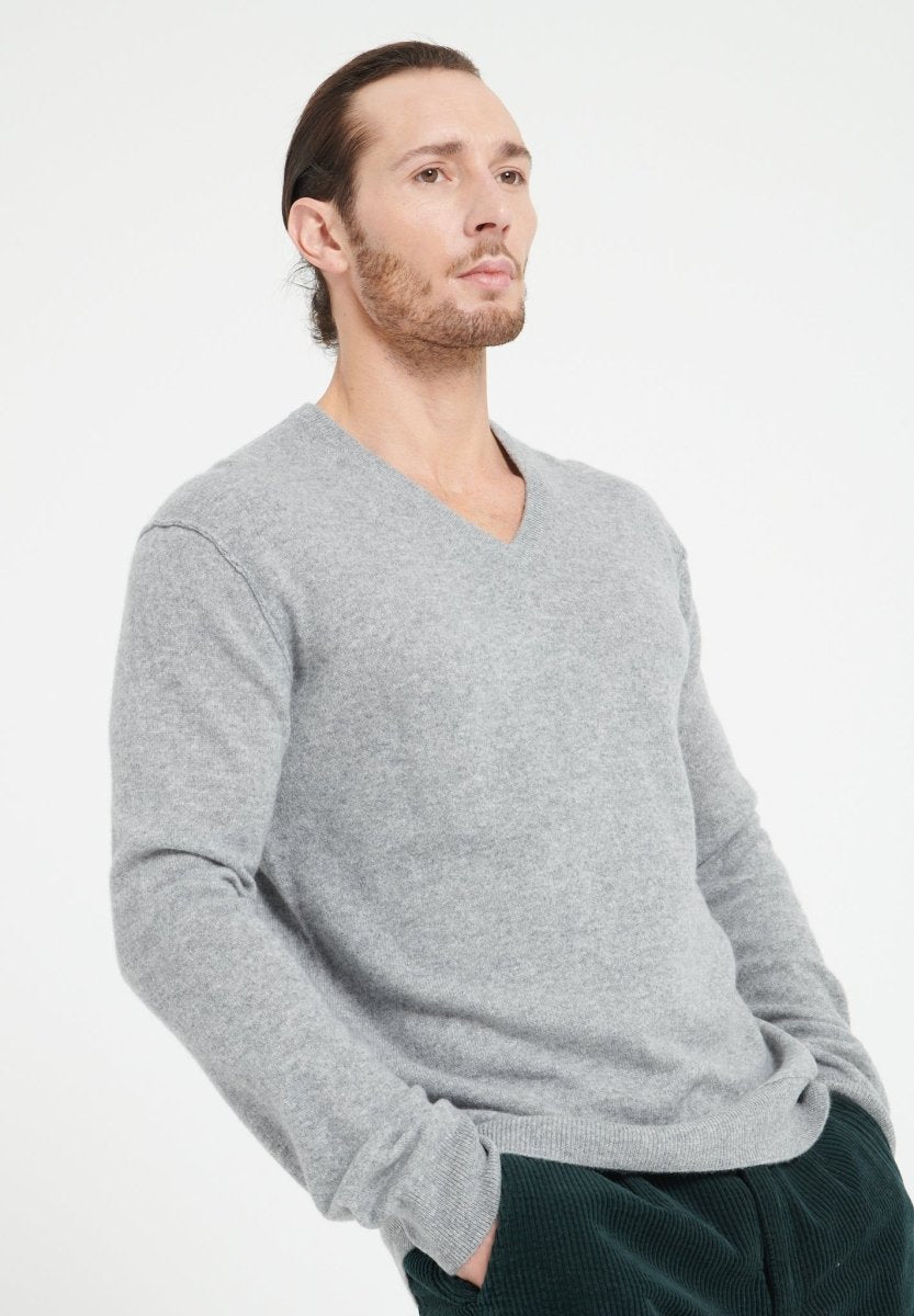 LUKE 11 Pull col V en cachemire gris clair - Studio cashmere8