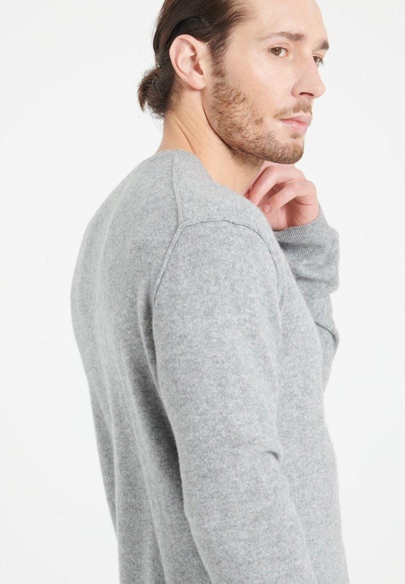 LUKE 11 Pull col V en cachemire gris clair - Studio cashmere8