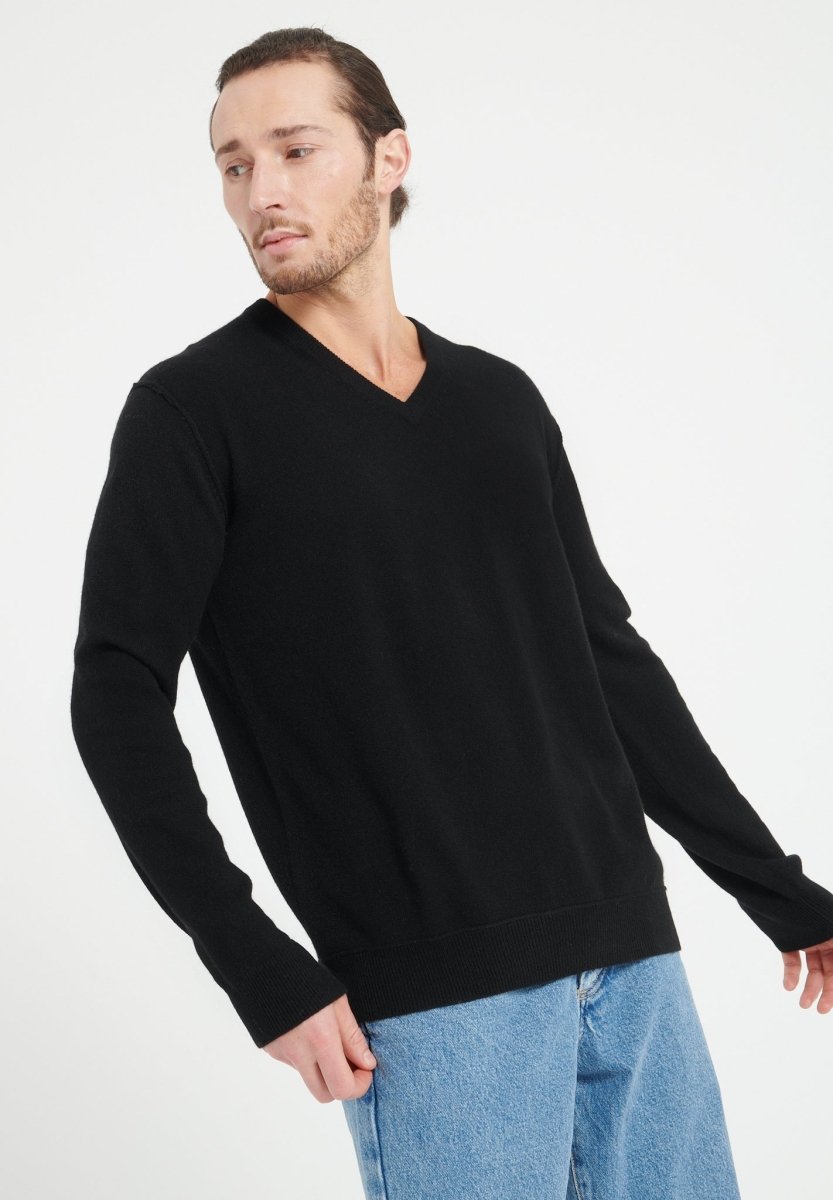 LUKE 11 Pull col V en cachemire noir - Studio cashmere8