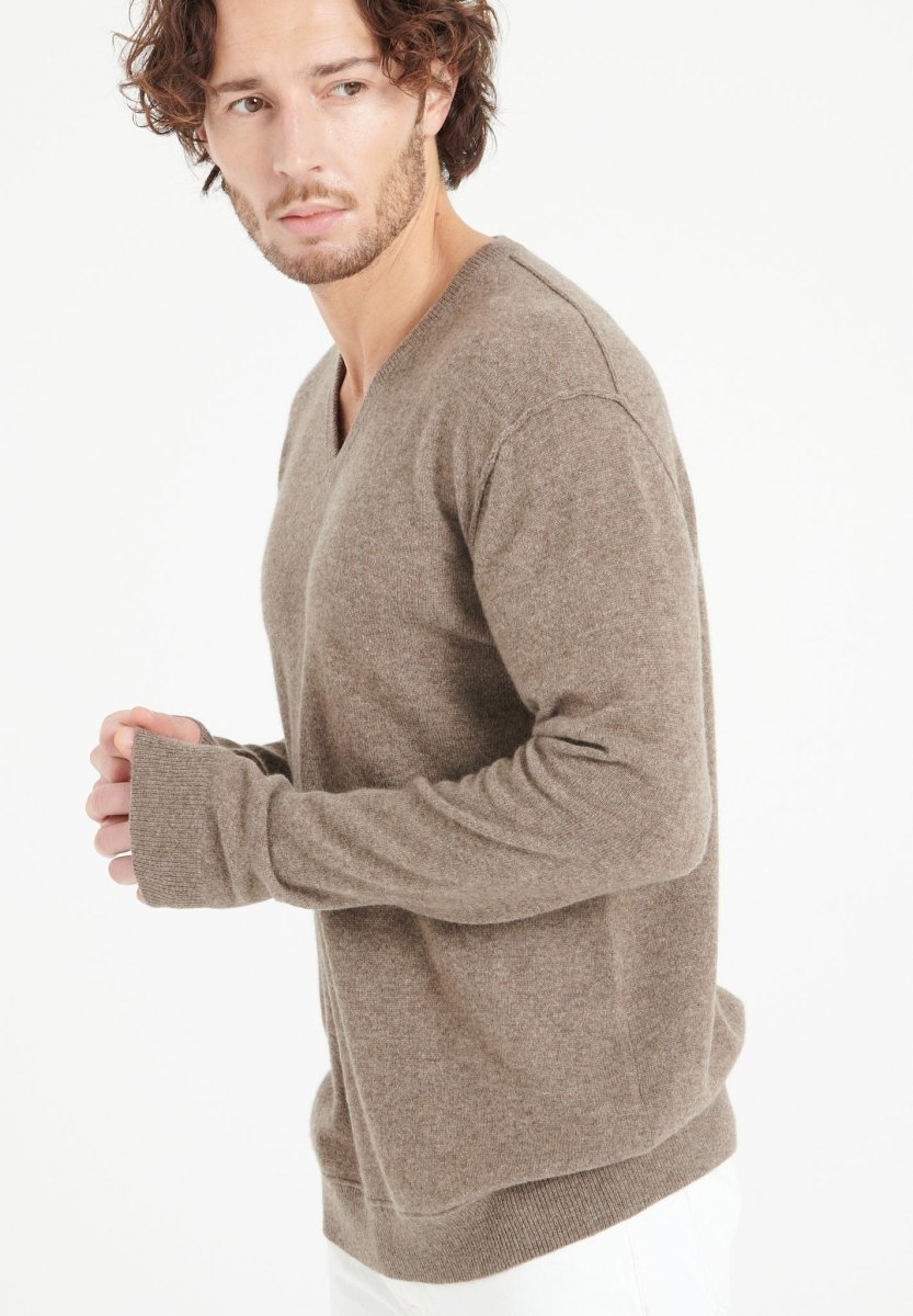 LUKE 11 Pull col V en cachemire taupe - Studio cashmere8