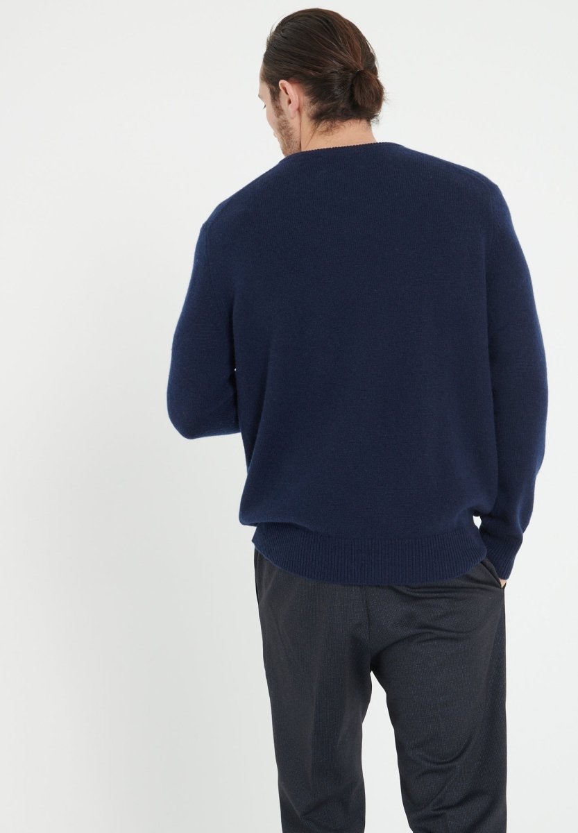 LUKE 13 Pull col V en cachemire 4 fils bleu marine - Studio cashmere8