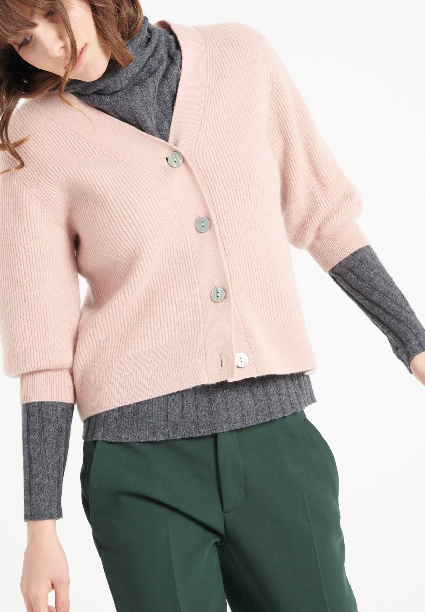 MIA 13 Cardigan col V en cachemire manches courtes à mailles côtelées rose poudré - Studio cashmere8