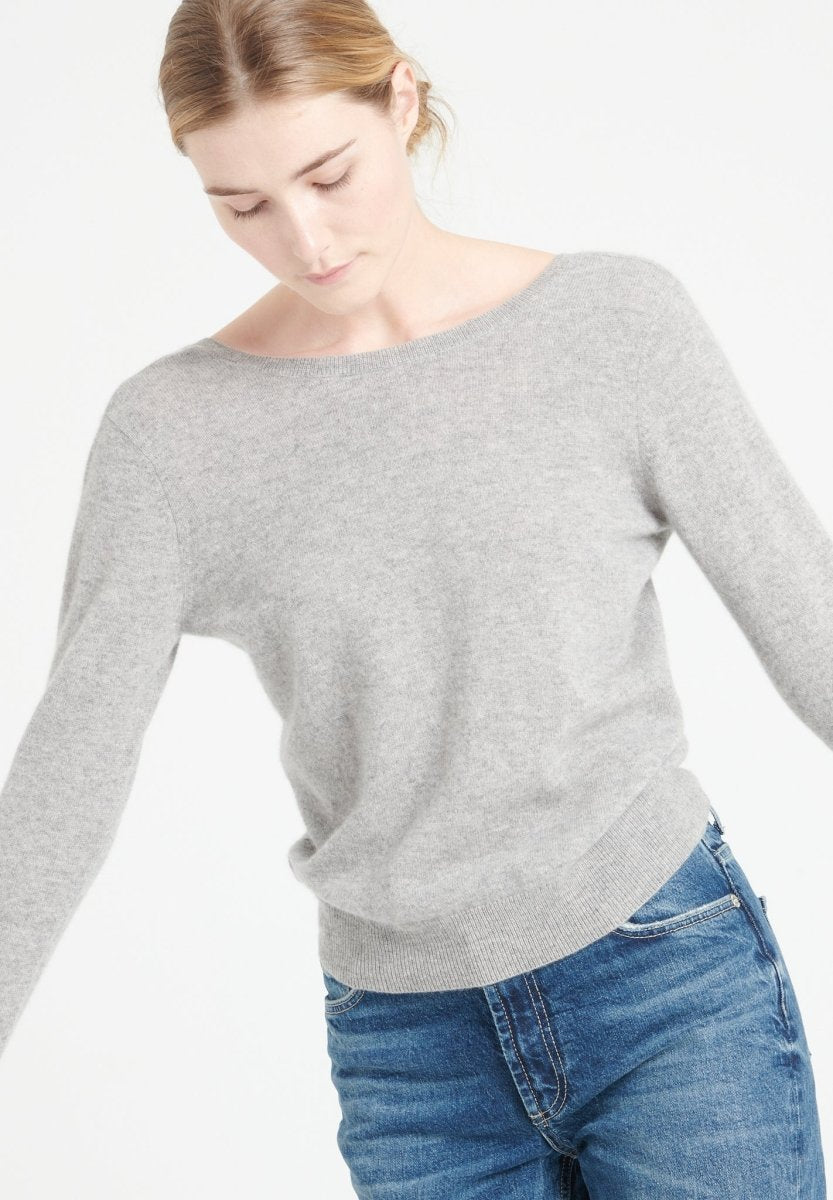 MIA 7 Pull décolleté en V dans le dos en cachemire gris clair - Studio cashmere8