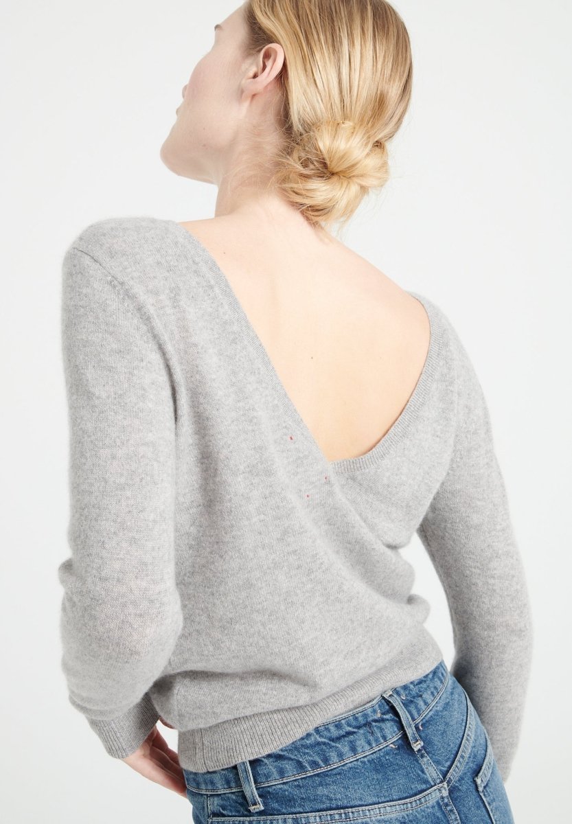 MIA 7 Pull décolleté en V dans le dos en cachemire gris clair - Studio cashmere8