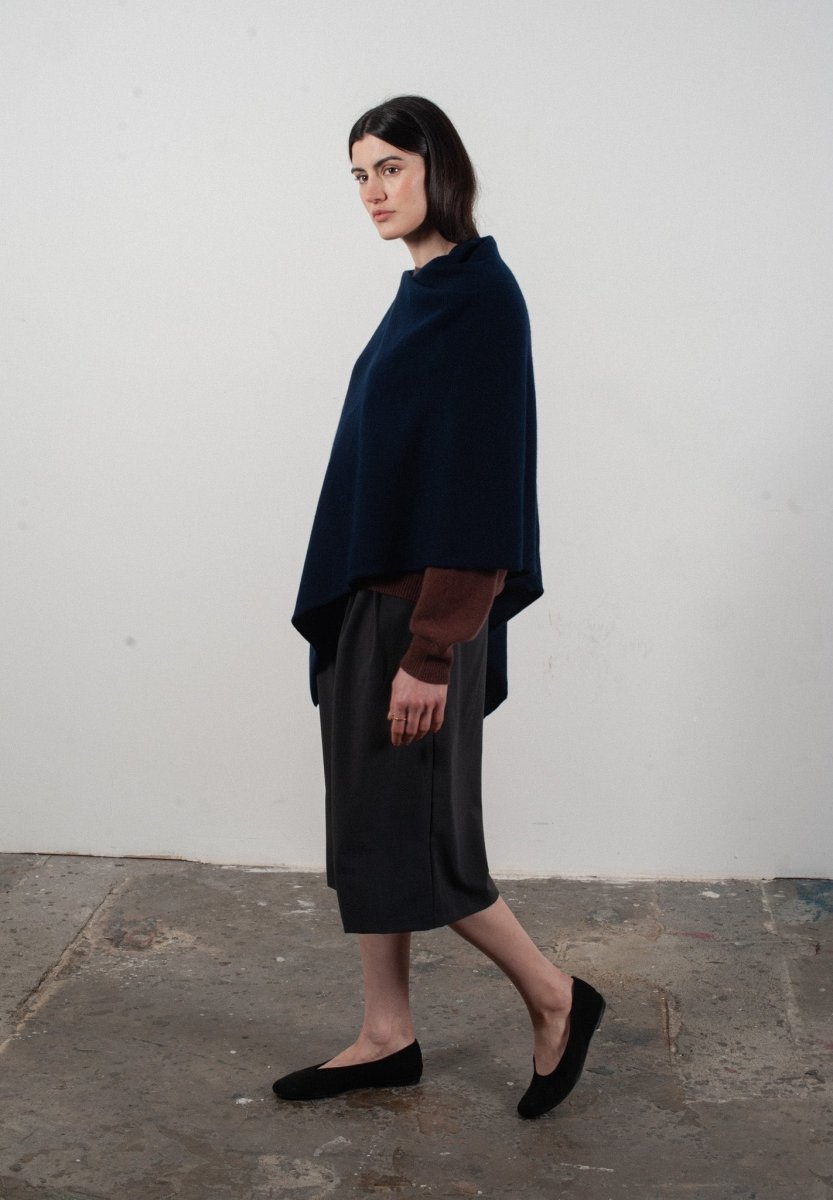 Poncho femme en cachemire bleu marine - LILLY 9 - Studio Cashmere8