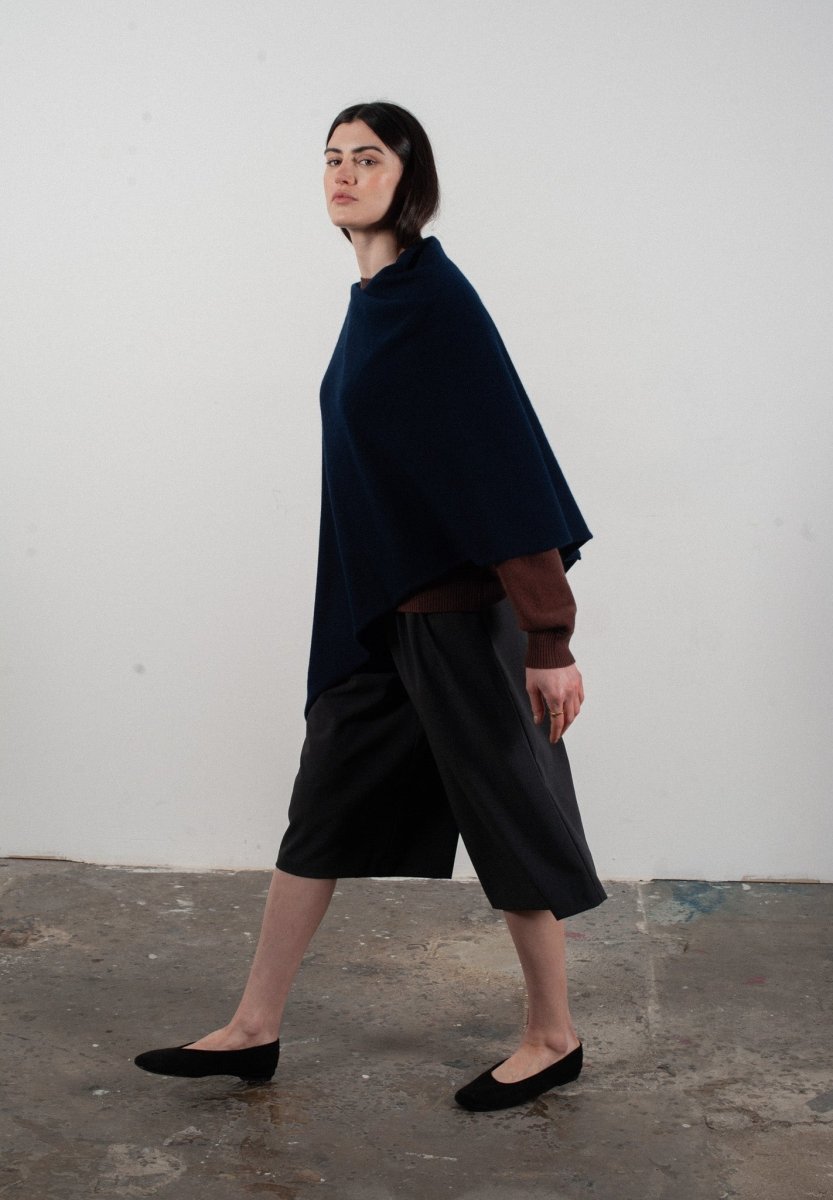 Poncho femme en cachemire bleu marine - LILLY 9 - Studio Cashmere8