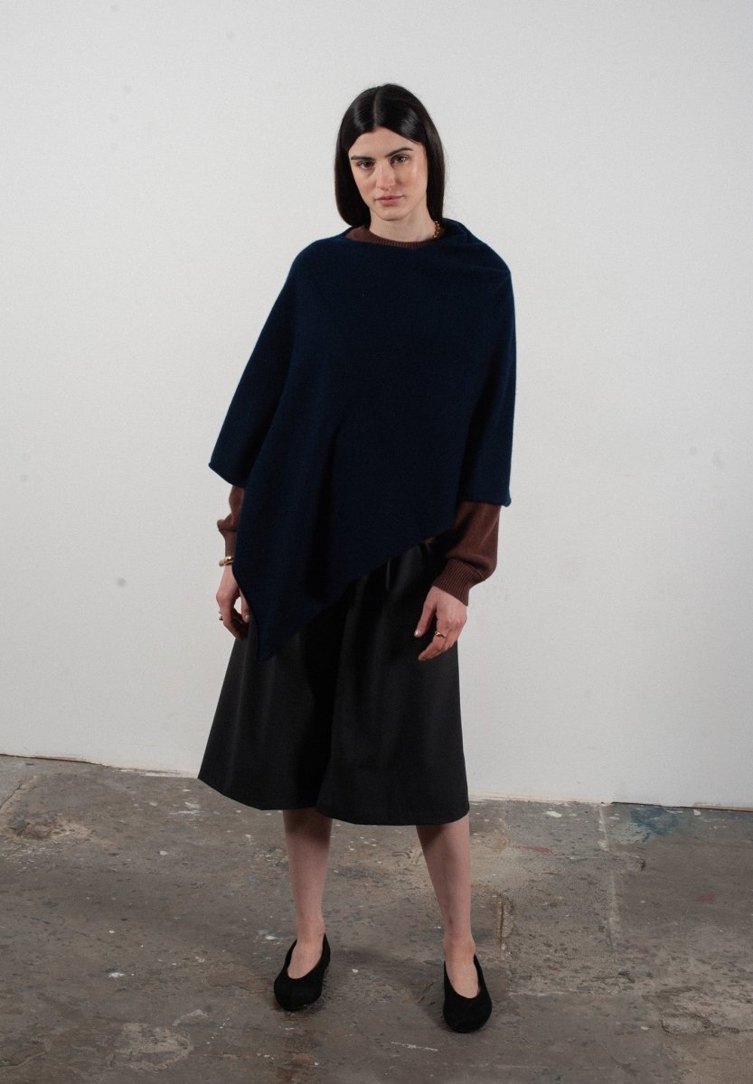 Poncho femme en cachemire bleu marine - LILLY 9 - Studio Cashmere8