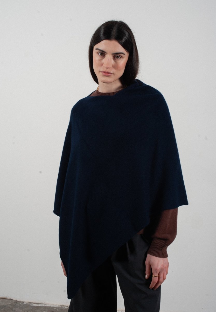 Poncho femme en cachemire bleu marine - LILLY 9 - Studio Cashmere8