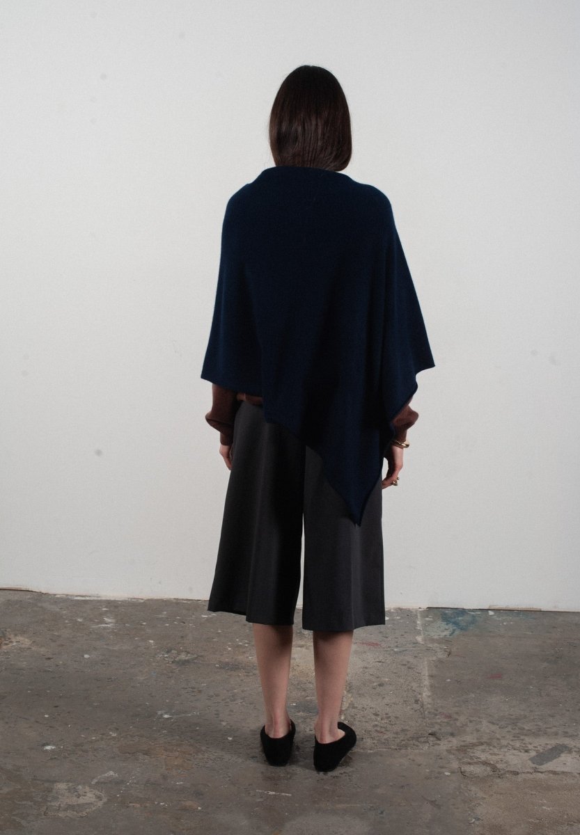 Poncho femme en cachemire bleu marine - LILLY 9 - Studio Cashmere8