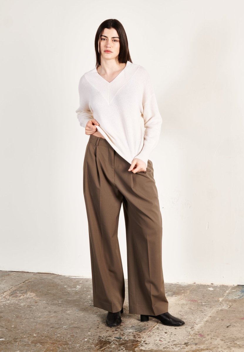 Pull col V cachemire 4 fils écru femme - HANA 12 - Studio cashmere8