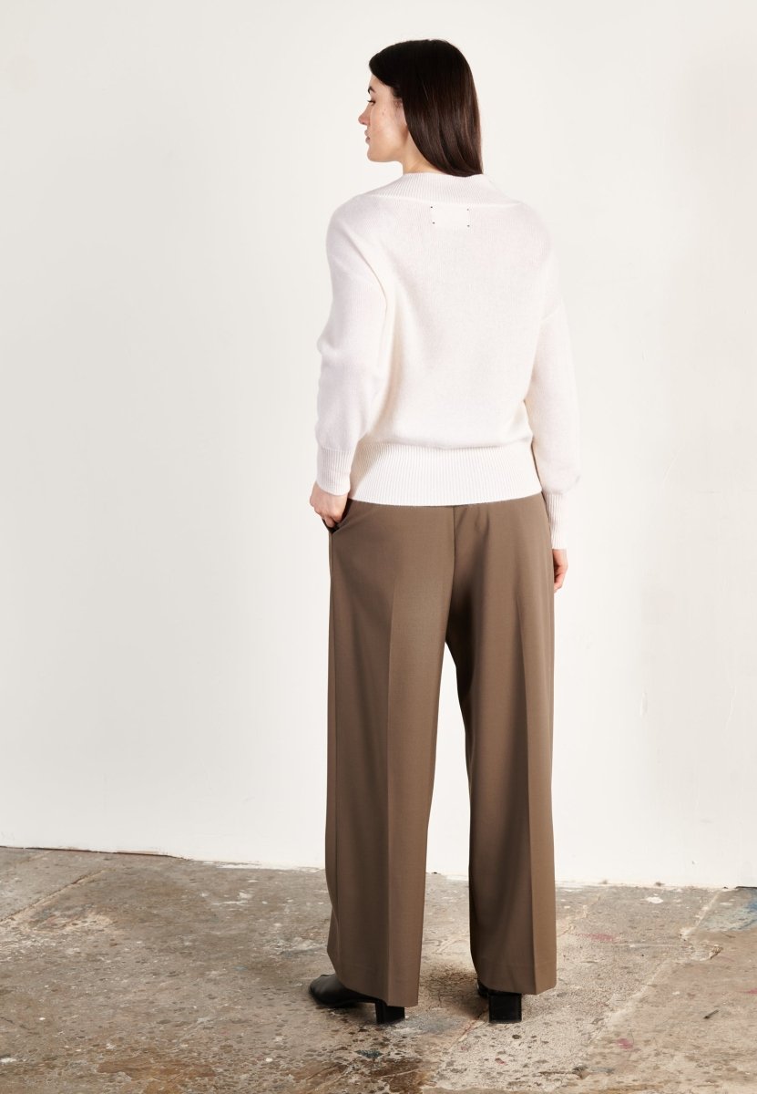 Pull col V cachemire 4 fils écru femme - HANA 12 - Studio cashmere8