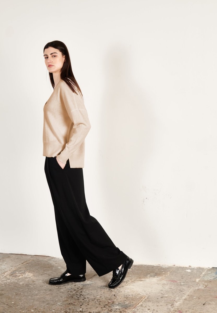 Pull col V cachemire beige femme - HANA 1 - Studio cashmere8
