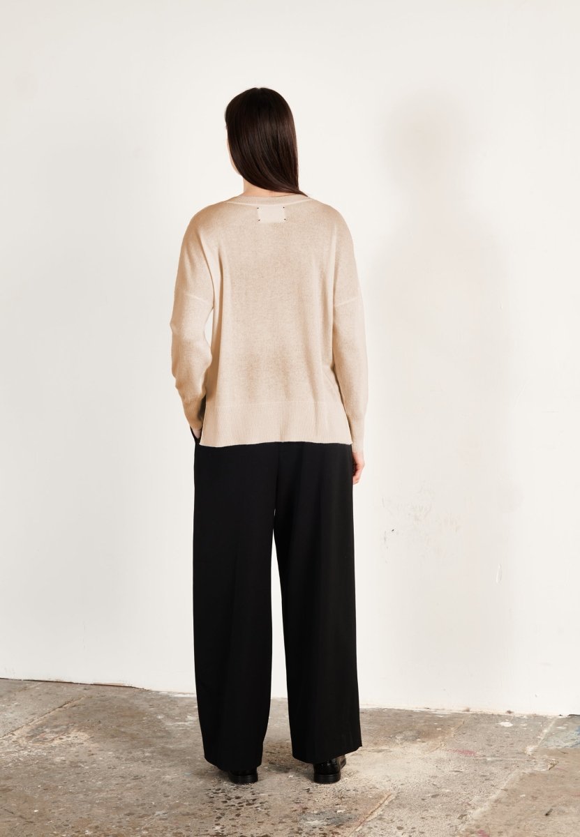 Pull col V cachemire beige femme - HANA 1 - Studio cashmere8