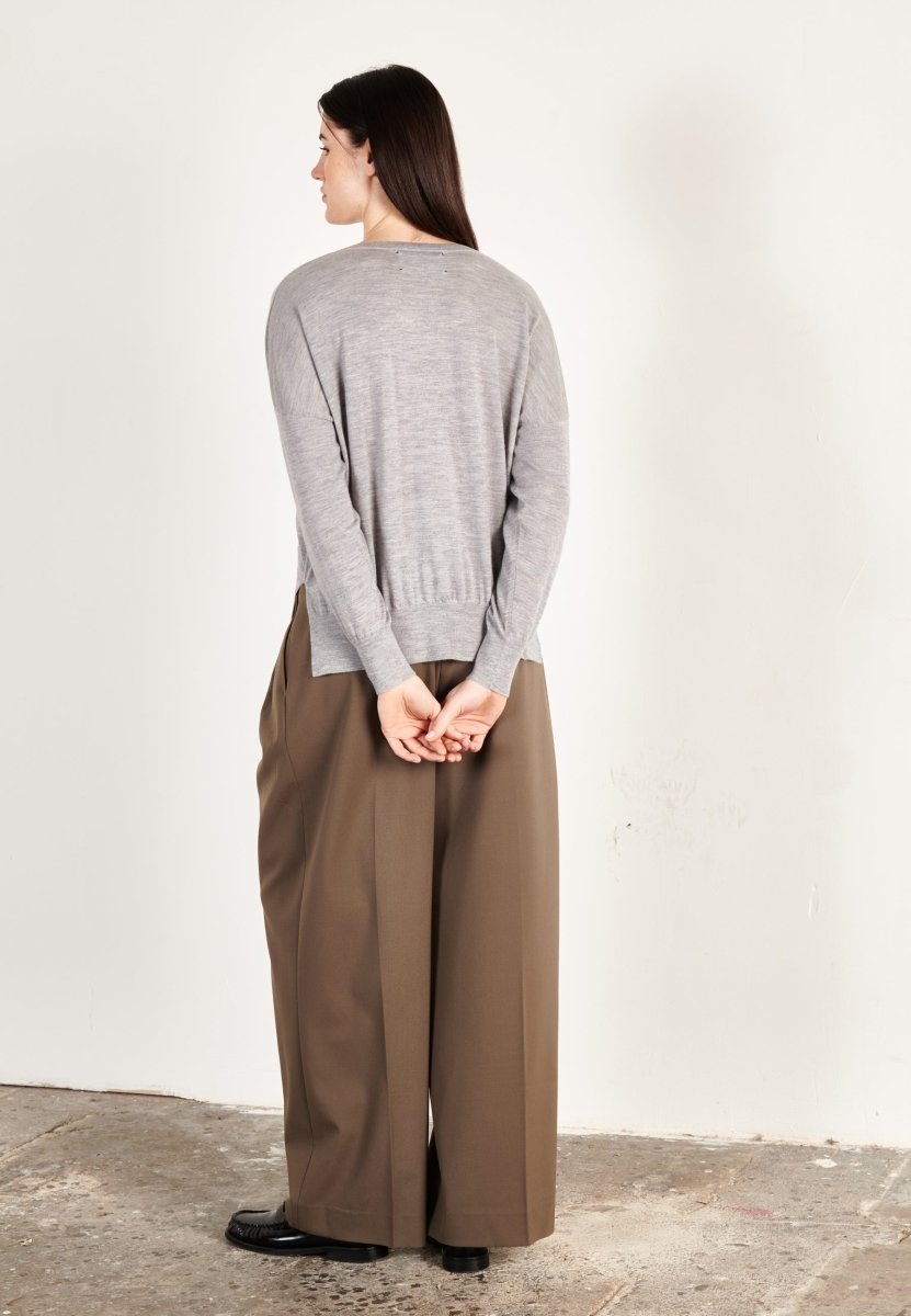 Pull col V oversize ultrafin cachemire et laine gris femme - KELLY 10 - Studio cashmere8