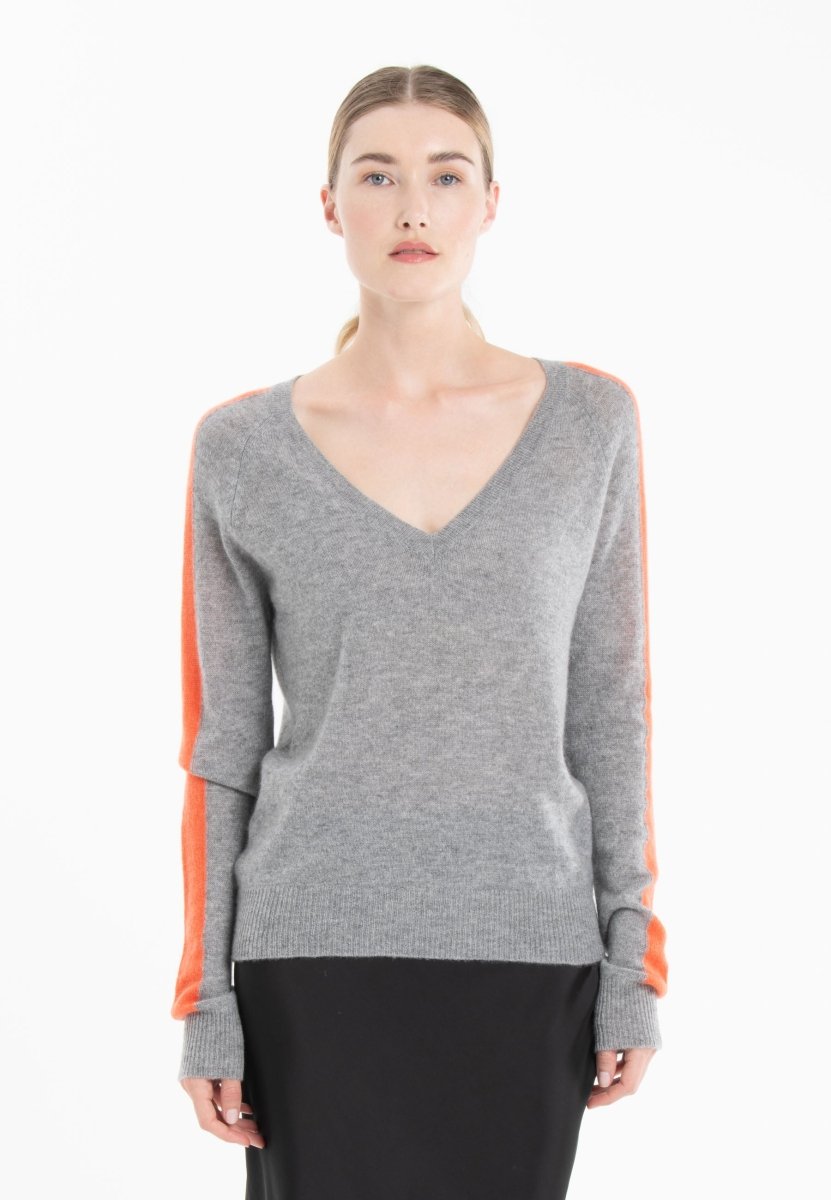 RIA 1 Pull col V avec bande sur les manches en cachemire gris clair/mandarine - Studio cashmere8