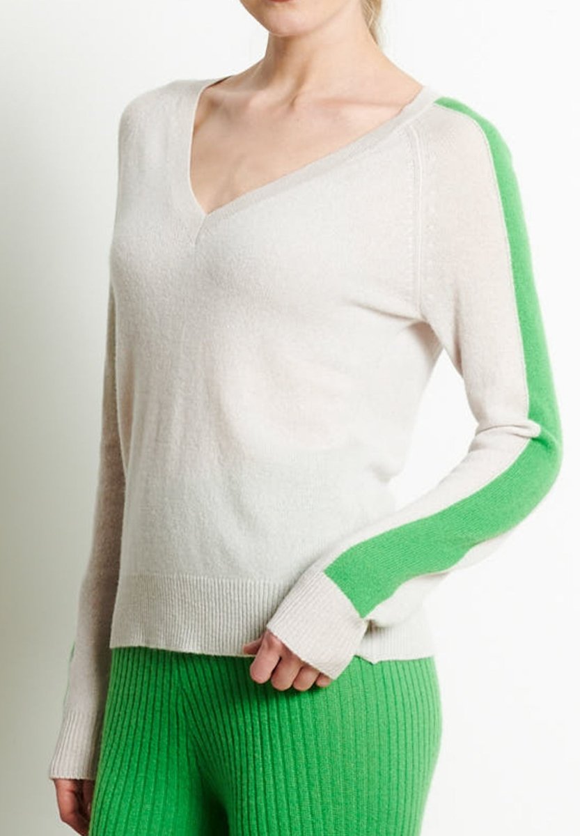 RIA 1 Pull col V avec bande sur les manches en cachemire gris/vert - Studio cashmere8