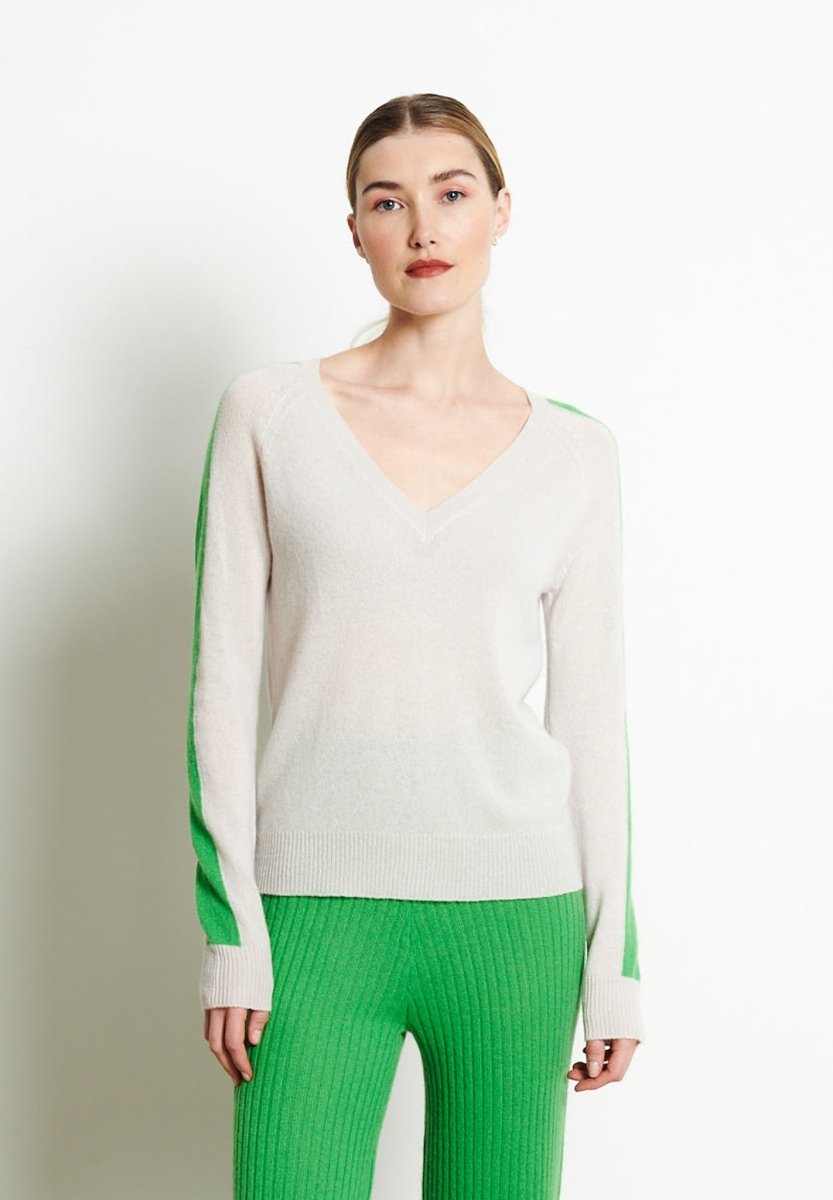 RIA 1 Pull col V avec bande sur les manches en cachemire gris/vert - Studio cashmere8