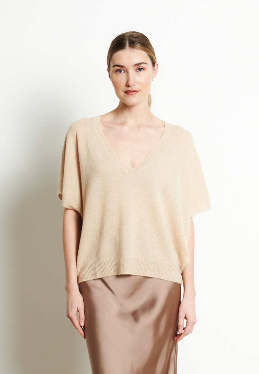 RIA 25 Pull col V manches chauve - souris en cachemire beige - Studio cashmere8