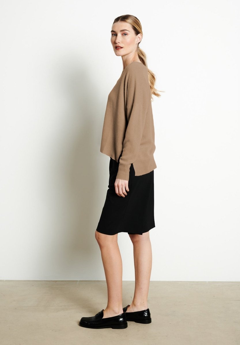 RIA 3 Pull col V profond oversize en cachemire beige foncé - Studio cashmere8