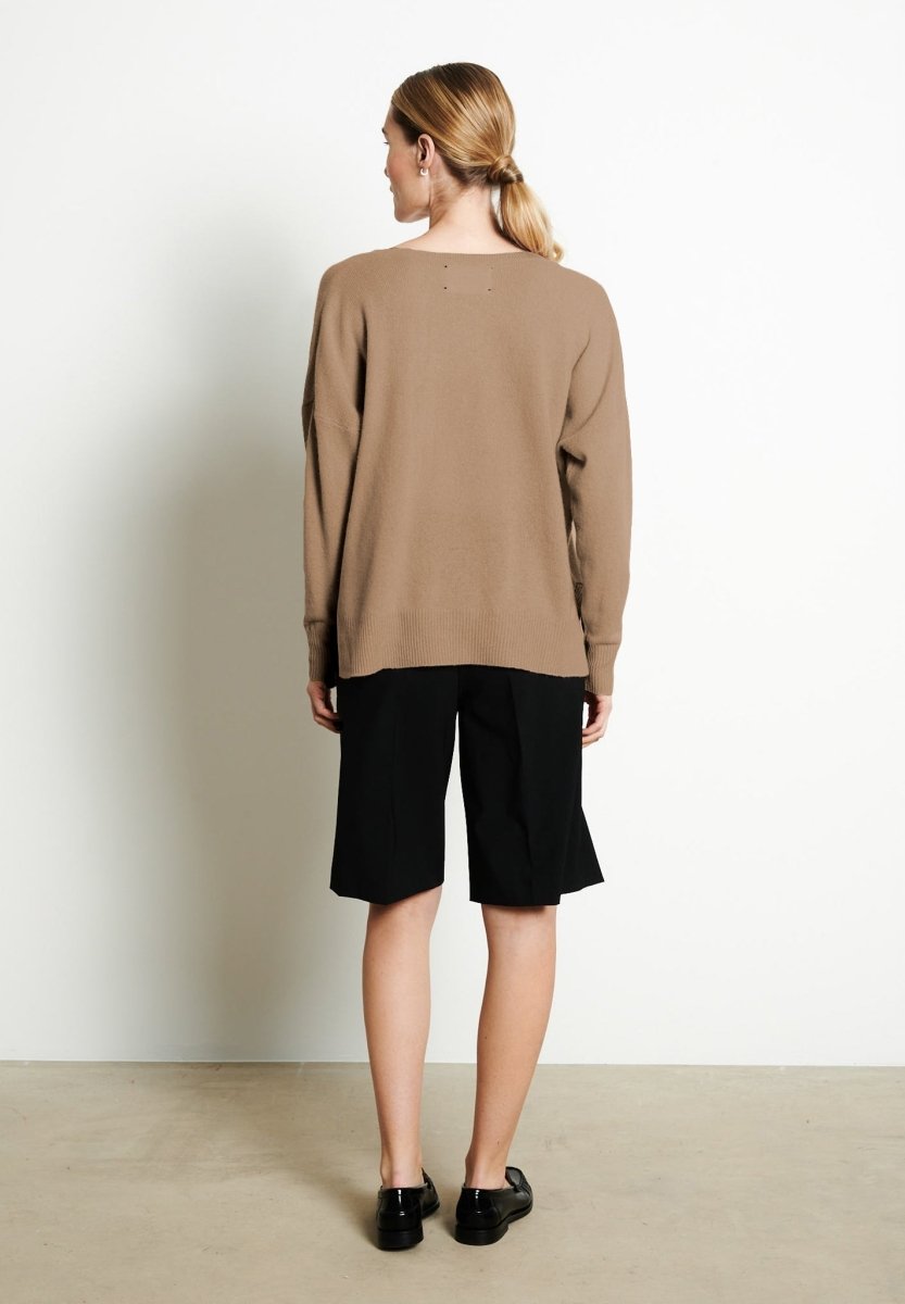 RIA 3 Pull col V profond oversize en cachemire beige foncé - Studio cashmere8