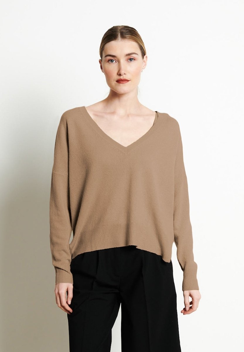 RIA 3 Pull col V profond oversize en cachemire beige foncé - Studio cashmere8