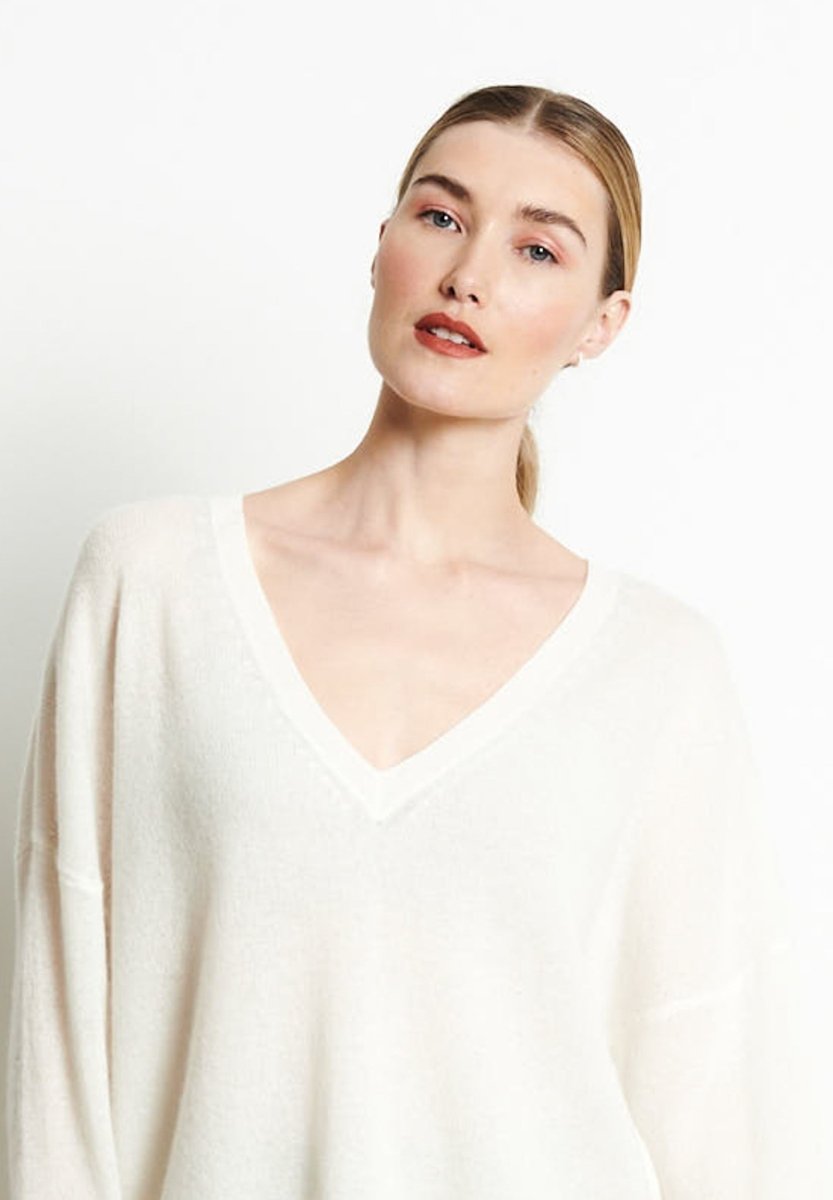 RIA 3 Pull col V profond oversize en cachemire blanc écru - Studio cashmere8